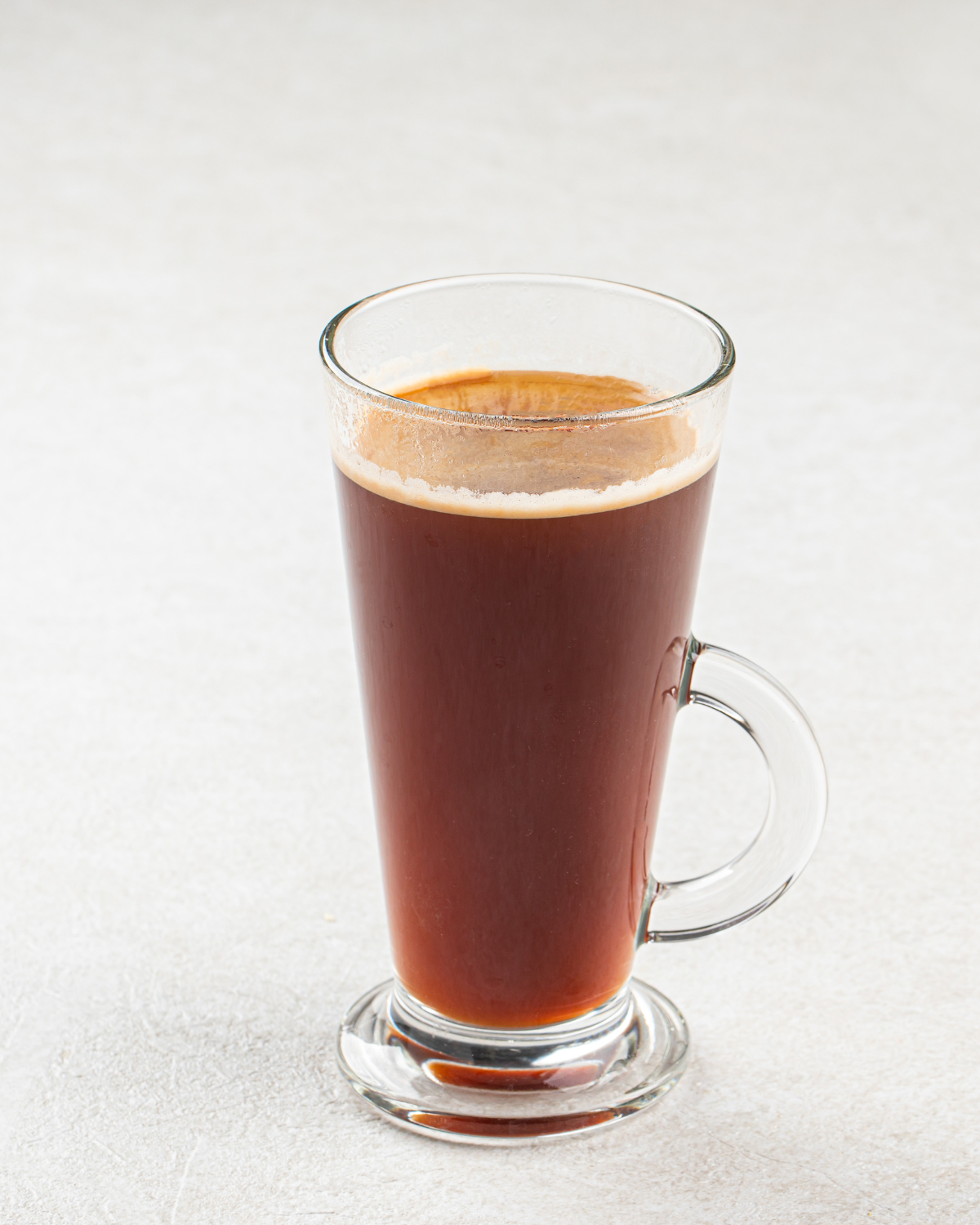 espresso vs americano – diluted americano coffee in tall ceramic mug