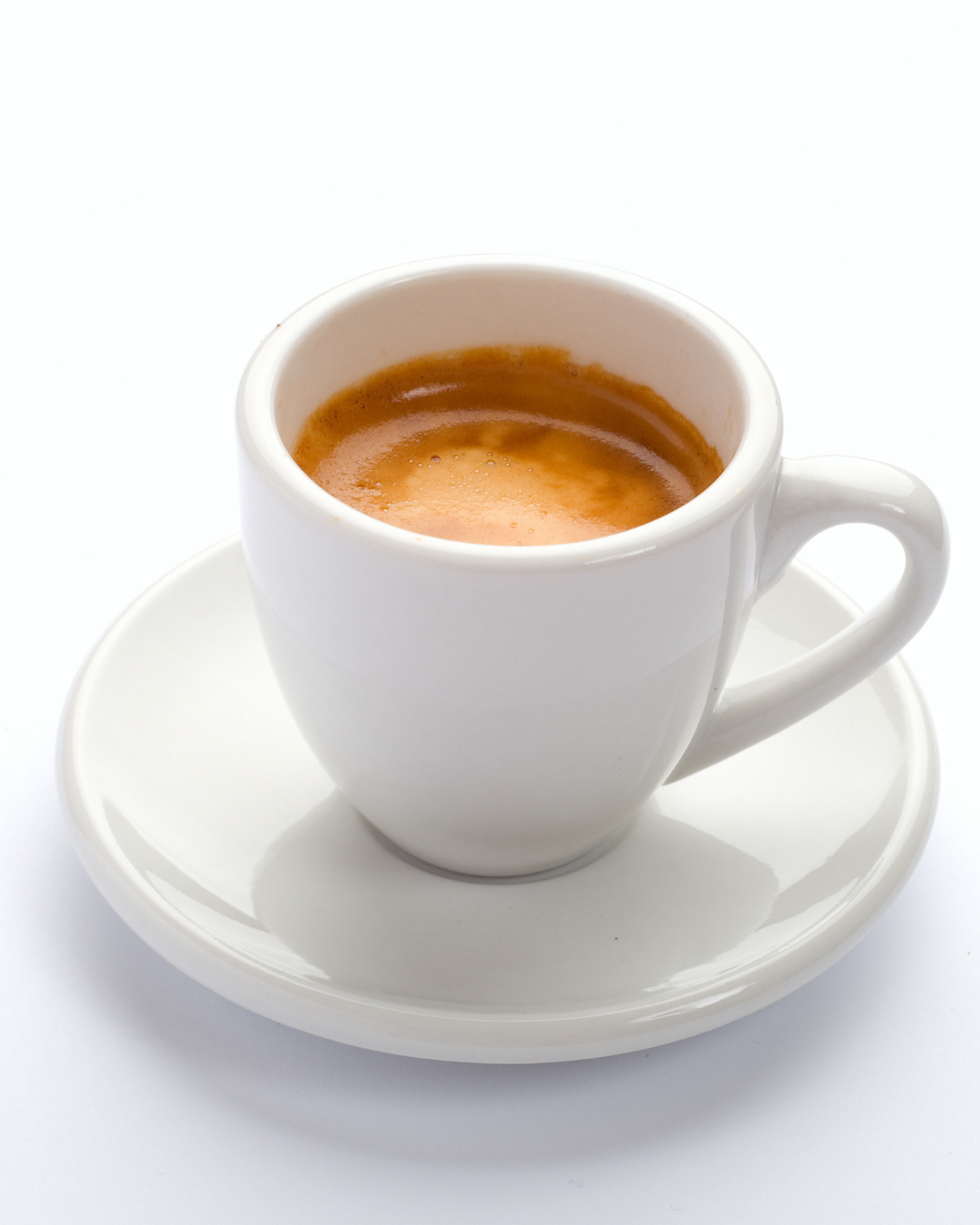 espresso vs americano – rich crema espresso shot in demitasse cup