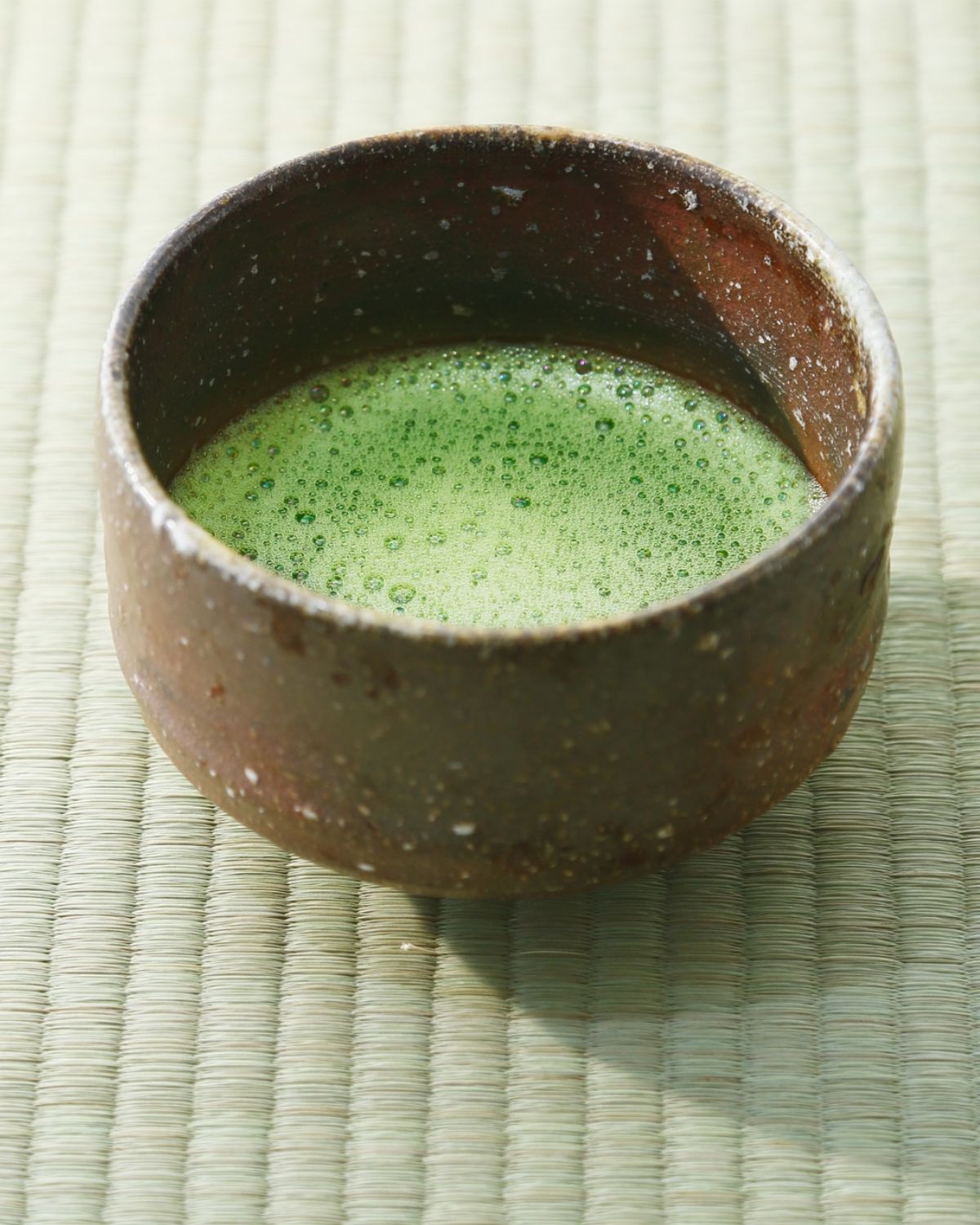 matcha vs green tea – vibrant green matcha powder and tea leaves side by side