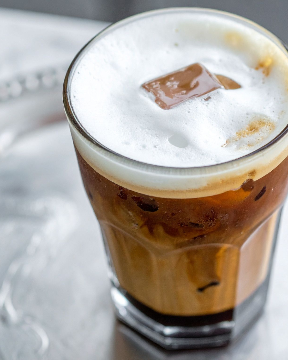 cold brew vs nitro cold brew – cascading nitro cold brew with foam head