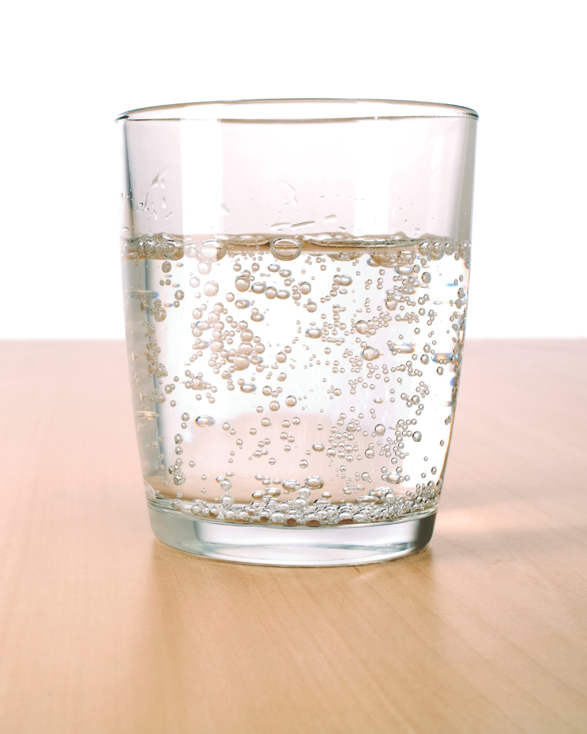 sparkling water vs club soda – natural sparkling mineral water with bubbles in glass