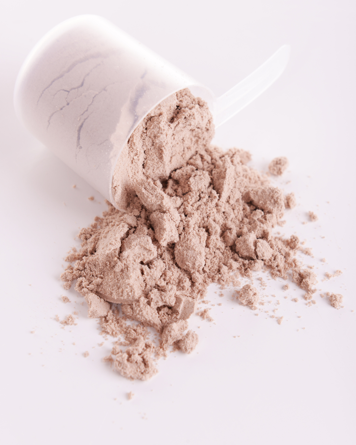 whey protein vs casein protein – protein powder container and powder for supplement comparison